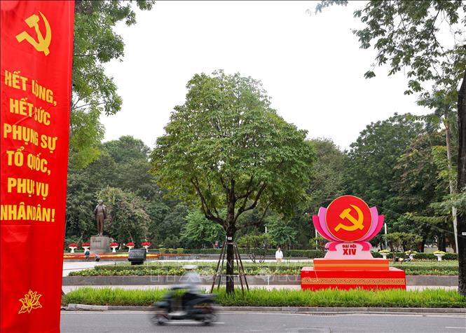 Cụm mô hình trang trí chào mừng Đại hội đại biểu toàn quốc lần thứ XIV của Đảng được đặt tại khu vực công viên Lê-nin. Ảnh: Thanh Tùng - TTXVN